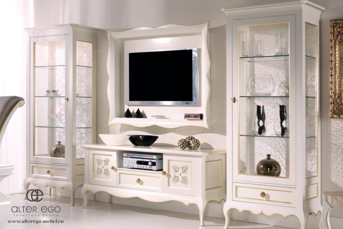 Телевизор с витрины. Стенка в классическом стиле белая. Мебель для гостиной классика белая. Витрина в стиле Неоклассика. Стенка под телевизор классика.